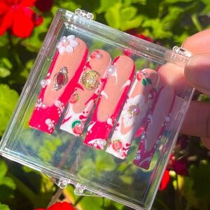 Hand made press on nails 🍓